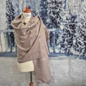 Alkalmi stóla drapp színben, fényes levelekkel.