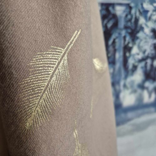 Alkalmi stóla drapp színben, fényes levelekkel.