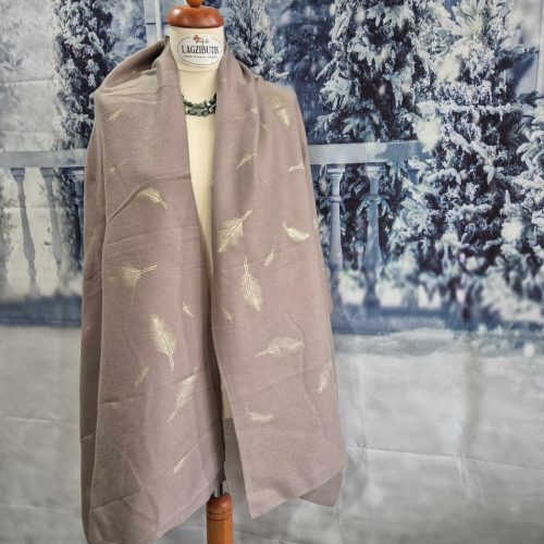 Alkalmi stóla drapp színben, fényes levelekkel.