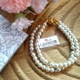 Tekla törtfehér gyöngykarkötő, duplasoros, strasszos.