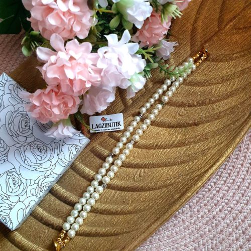 Tekla törtfehér gyöngykarkötő, duplasoros, strasszos.