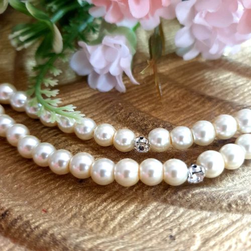 Tekla törtfehér gyöngykarkötő, duplasoros, strasszos.