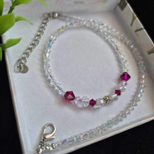 Karkötő, duplán csuklóra tekerhető, csillogó gyöngyökkel.