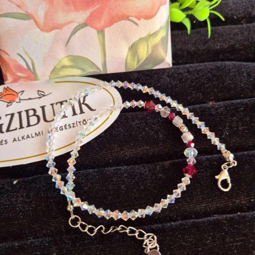 Karkötő, duplán csuklóra tekerhető, csillogó gyöngyökkel.