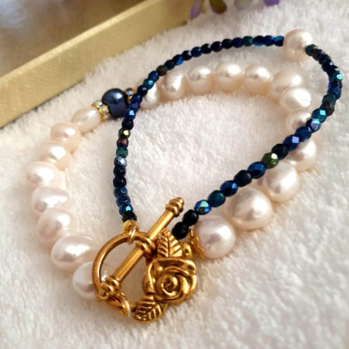 Duplasoros tenyésztett gyöngy karkötő rózsa kapoccsal.