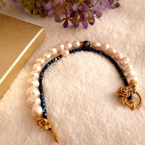 Duplasoros tenyésztett gyöngy karkötő rózsa kapoccsal.