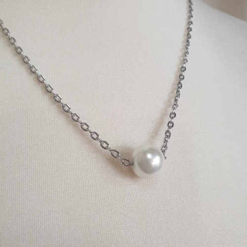  Egy gyöngyszem medálos nyaklánc.