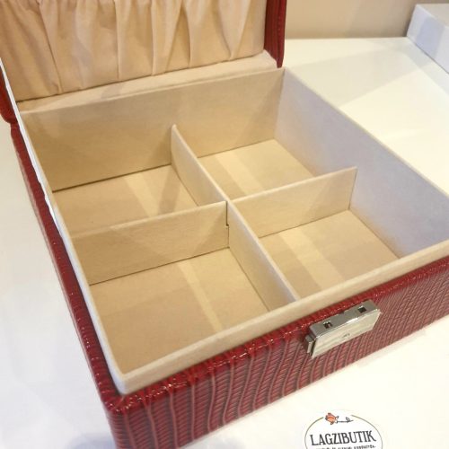 Bordó, kétszintes, elegáns ékszerdoboz.