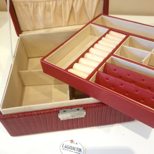 Bordó, kétszintes, elegáns ékszerdoboz.