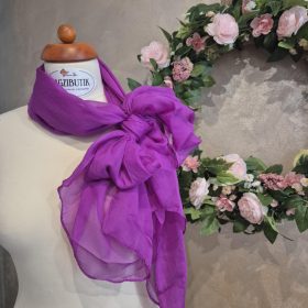 Élénk pink/lila színű vékony stóla.