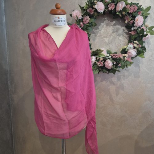 Élénk pink/lila színű vékony stóla.