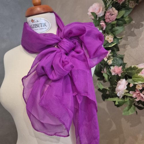 Élénk pink/lila színű vékony stóla.