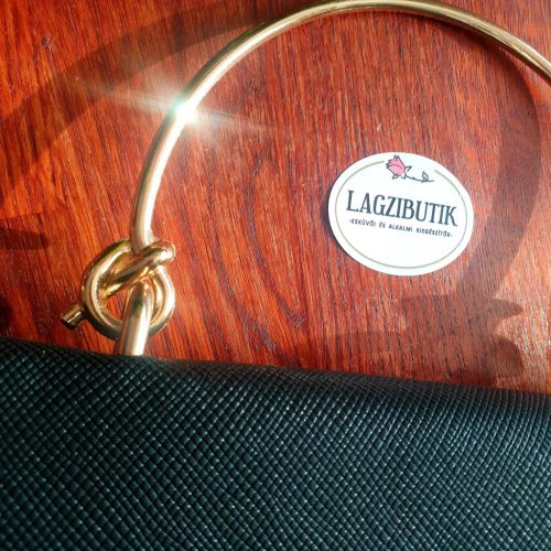 Elegáns, fekete alkalmi táska, arany színű fém füllel.