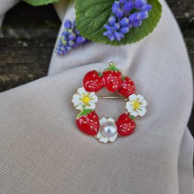 Eper koszorú bross, tavaszi kitűző virágokkal.