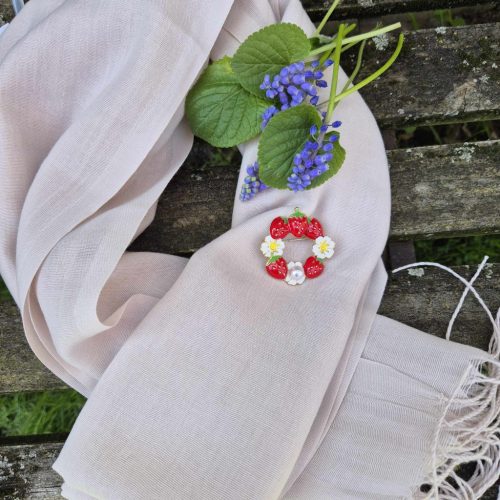 Eper koszorú bross, tavaszi kitűző virágokkal.