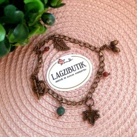   ,,Erdő" stílusú karlánc napkővel, jádegolyóval és medálokkal.