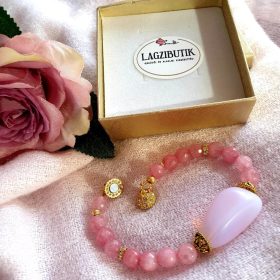   Egyedi, rózsaszín jáde és opál karkötő, strasszos mágnes zárral.