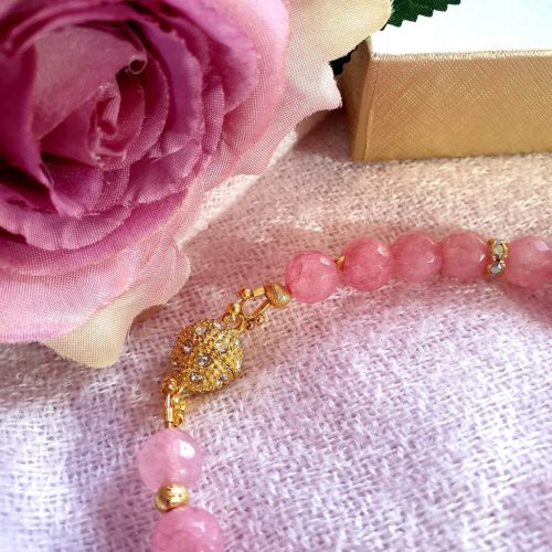 Egyedi, rózsaszín jáde és opál karkötő, strasszos mágnes zárral.