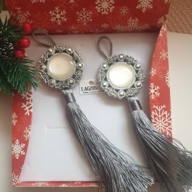   Ezüst bojtos karácsonyfadísz-szett, függődísz, opálköves csillogó díszítéssel.