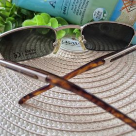 Fém keretes ezüst színű napszemüveg.