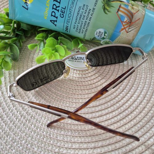 Fém keretes ezüst színű napszemüveg.