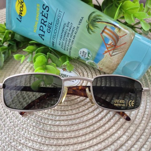 Fém keretes ezüst színű napszemüveg.