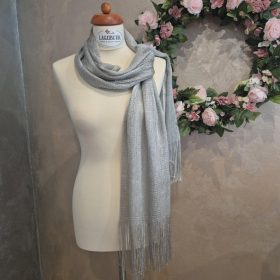 Ezüst vagy rózsaszín lurex alkalmi stóla rojtokkal.