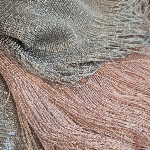 Ezüst vagy rózsaszín lurex alkalmi stóla rojtokkal.