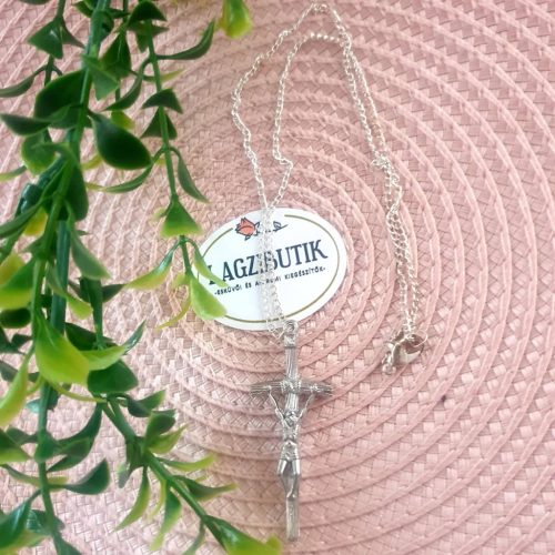 Ezüst színű nyaklánc feszülettel, kereszttel.