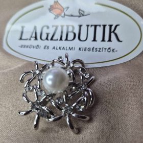 Ezüst, virágos-gyöngyös bross, kitűző.