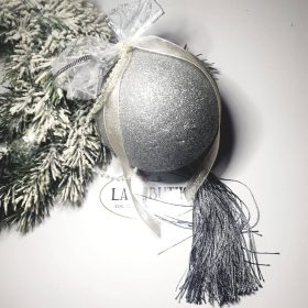   Ezüst csillámos karácsonyfadísz, gömb függődísz bojttal.
