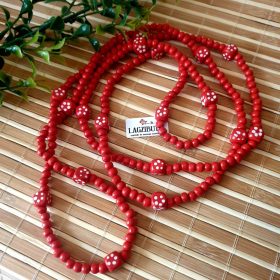   Fa gyöngyből készült hosszú nyaklánc, piros vagy mohazöld színben.