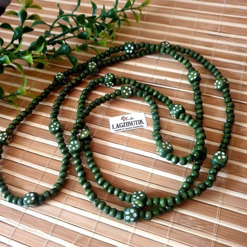 Fa gyöngyből készült hosszú nyaklánc, piros vagy mohazöld színben.