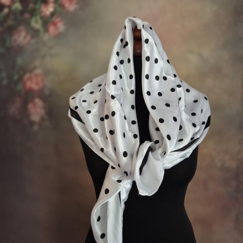 Fehér-fekete, pöttyös kendő.