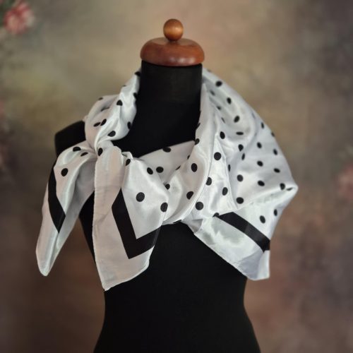 Fehér-fekete, pöttyös kendő.