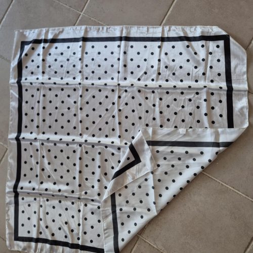 Fehér-fekete, pöttyös kendő.