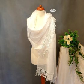 Fehér csipkés stóla, kendő.