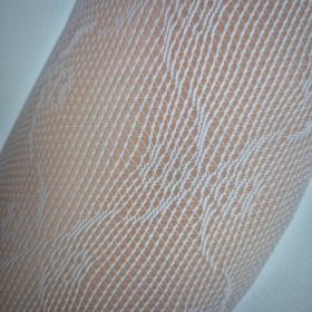 Fehér harisnya csipke mintával.