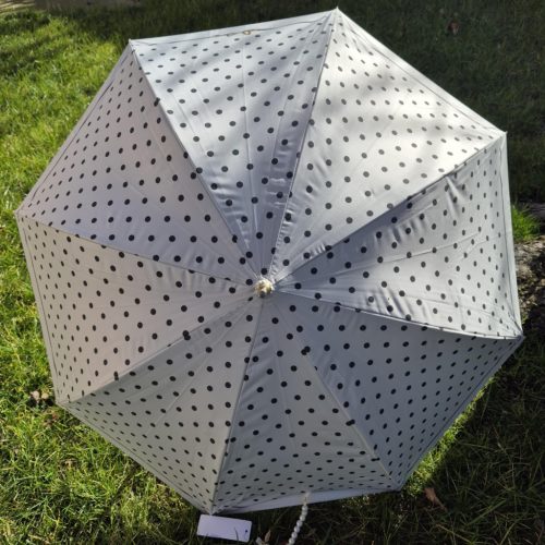 Fehér, fekete pöttyös automata esernyő.