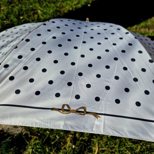 Fehér, fekete pöttyös automata esernyő.