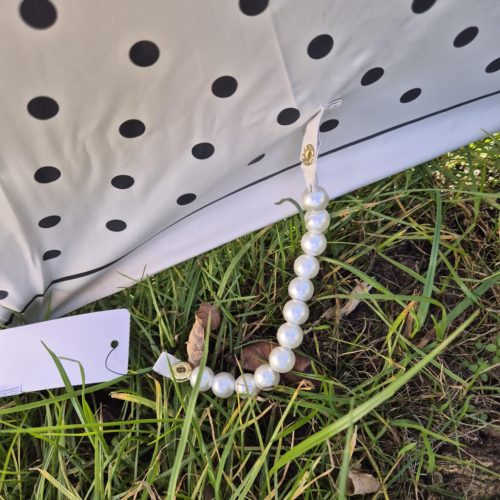 Fehér, fekete pöttyös automata esernyő.