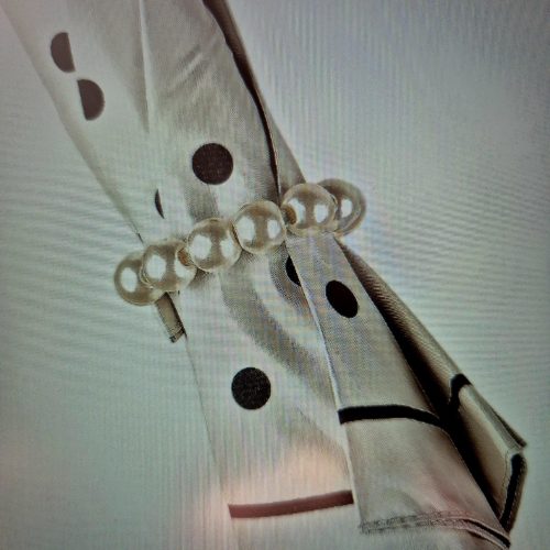 Fehér, fekete pöttyös automata esernyő.