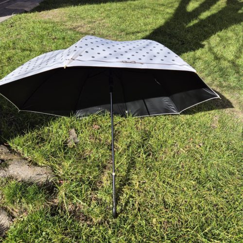Fehér, fekete pöttyös automata esernyő.