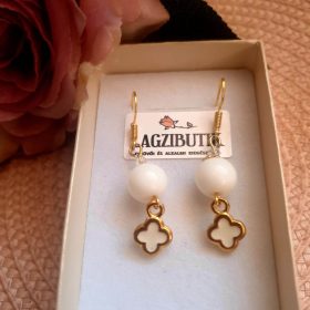   Fehér-arany porcelángyöngy lógós fülbevaló virág medállal.