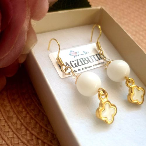 Fehér-arany porcelángyöngy lógós fülbevaló virág medállal.