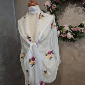 Fehér, hímzett rózsás romantikus stóla.