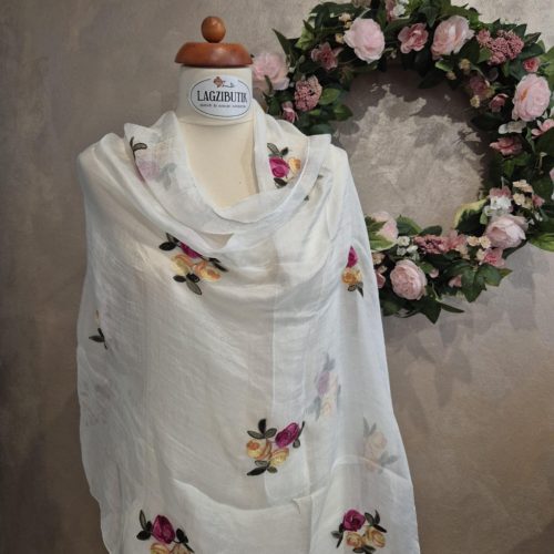 Fehér, hímzett rózsás romantikus stóla.