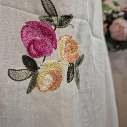 Fehér, hímzett rózsás romantikus stóla.