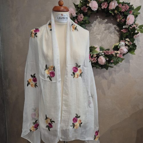 Fehér, hímzett rózsás romantikus stóla.