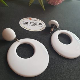 Fehér, karika, lógós fülbevaló.